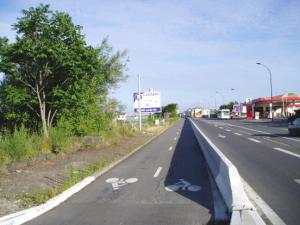 La piste d'accès depuis Bordeaux, achevée fin 2009, ici quai de la Souys (tronçon créé en 2009)