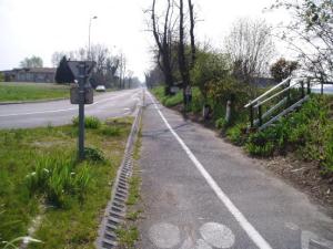 La piste d'accès à Latresne, au bord de la Garonne, ici en 2007 à l'extrémité du quai de la Souys (jusqu'à fin 2009 le début de la piste était là!)
